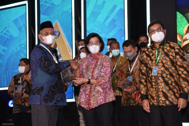 
 Foto:  Bupati Nagan Raya, Jamin Idham, saat menerima penghargaan WTP yang diserahkan oleh Menkeu RI, Sri Mulyani. Foto/Dok Pemda Nagan Raya. Foto/Dok Pemda Nagan Raya For Gumpalan. 