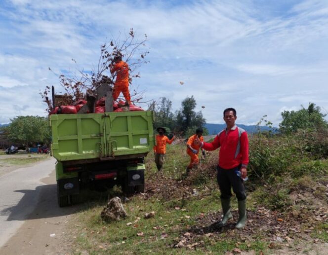 
 Dalam Rangka Memperingati Hari Lingkungan Hidup, Pj Bupati Abdya bersama Ribuan Warga Abdya mengikuti kegiatan bersih pantai atau coastal clean up, di kawasan pantai Ujong Seuranga Kecamatan Susoh Kabupaten Aceh Barat Daya.  Sabtu (24/9/2022).