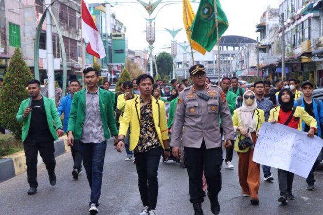 
 Kapolres Langsa Kawal Mahasiswa saat demo. foto by Harian Daerah