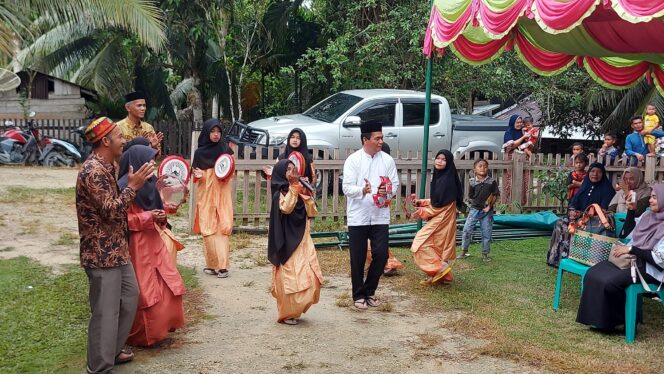 
 Penjabat Bupati Simeulue, Ahmadlyah, S.H bersama Istri Erni Zahara, S.H, berkunjung ke Desa Latiung Kecamatan Teupah Selatan. Jumat (16/09/2022).  
