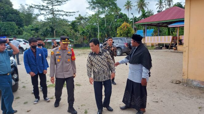 
 Pj Bupati Simeulue Ahmadlyah Bersama Kapolres Simeulue AKBP Jatmiko berkunjung ke Pesantren. Foto Dok Humas Pemda Simeulue