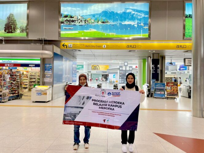 
 Dua Mahasiswi UPER, Khansa Dzahabiyya Wahyuddin dan Hilwa Silmi Azzahra, sesampainya di Jepang untuk melakukan penelitian di Toyohashi University of Technology, 2022. Foto Dok Uper For Gumpalannews.com.