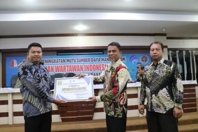 
 Ketua PWI Nagan Raya, Azis (kiri) menerima penghargaan dari Pemerintah yang diserahkan langsung oleh Sekda Ardimartha. Foto: Teuku Rahmat/gumpalannews.com