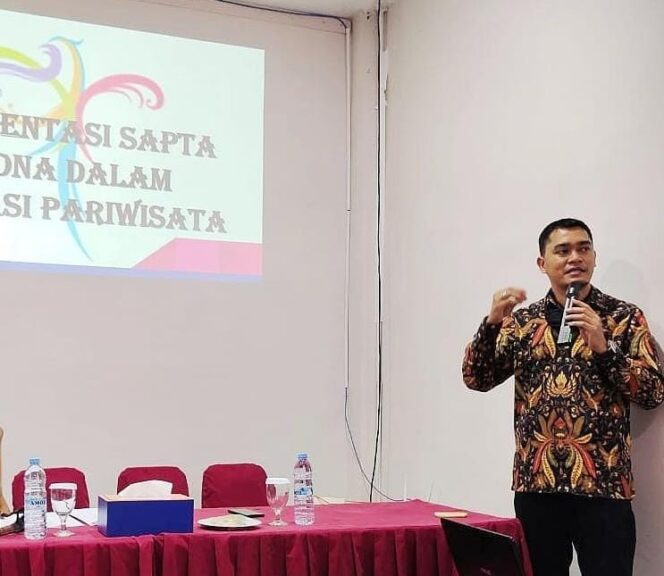 
 Ketua Ketua Yayasan Desa Wisata Nusantara Prov Aceh, Munawar saat menjadi pembicara pada kegiatan Sosialisasi Implementasi Sapta Pesona Dalam Destinasi Pariwisata di Lhokseumawe beberapa waktu lalu. Foto: Im Dalisah/gumpalannews.com.