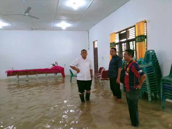 
 Kepala Cabang Dinas Pendidikan Aceh Utara, Drs. Ahmad Yamani, M.Pd (baju putih) saat memantau salah satu SMA/SMK Aceh Utara yang kebanjiran. Jumat (07/10/2022). Foto: Im Dalisah/gumpalannews.com