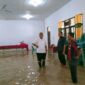Kepala Cabang Dinas Pendidikan Aceh Utara, Drs. Ahmad Yamani, M.Pd (baju putih) saat memantau salah satu SMA/SMK Aceh Utara yang kebanjiran. Jumat (07/10/2022). Foto: Im Dalisah/gumpalannews.com