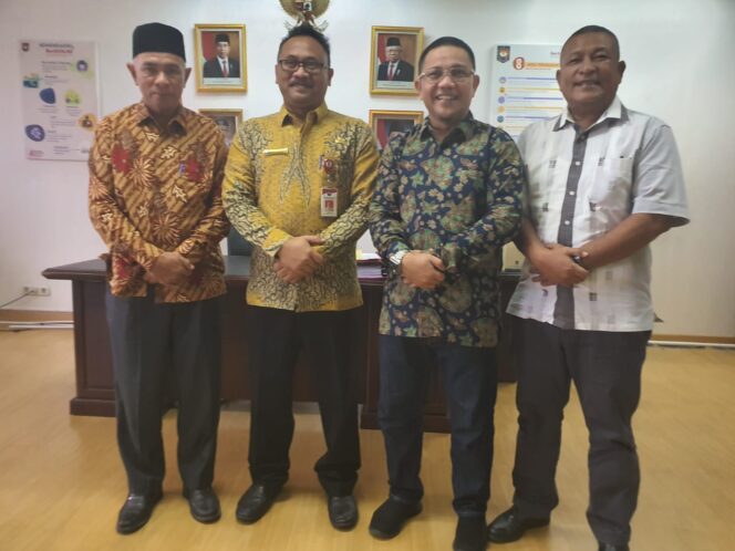 
 Wakil Ketua II DPRK Simeulue Sunardi Sihombing, Ketua dan Anggota Komisi D DPRK Simeulue M. Khoni dan Ihya Ullumuddin foto bersama dengan Kepala Biro Dirjen Ortala Kemendagri. Jum'at (07/10/2022). 