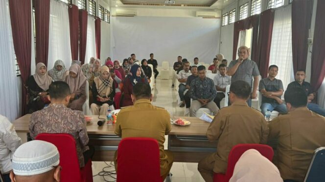 
 Para Eks Honorer di Abdya beraudiensi dengan Pj Bupati terkait pendataan non ASN. Senin (10/10/2022) di Pendopo Bupati setempat. Foto: Teuku Rahmat/gumpalannews.com