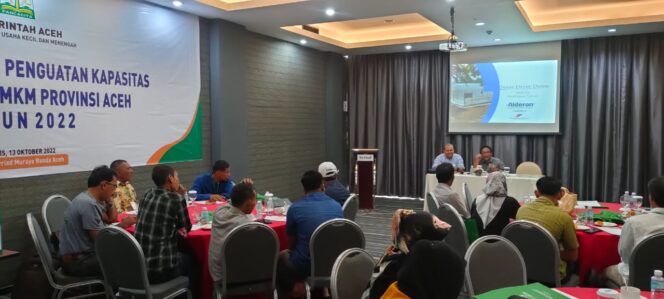 
 Puluhan pelaku UMKM di Aceh saat sedang mengikuti kegiatan Bimbingan Teknis (Bimtek) Penguatan Kapasitas Bagi Sentra UMKM di Aceh, Kamis, 13 Oktober 2022 di Hotel Kryiad Muraya Banda Aceh. Foto: Im Dalisah/gumpalannews.com