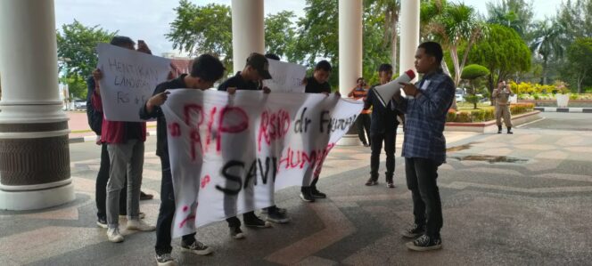 
 Massa Gerakan Mahasiswa Daerah Aceh (FGMD-Aceh) saat berorasi di depan Kantor Gubernur Aceh, Jumat, 14 Oktober 2022. Foto: Im Dalisah/gumpalannews.com