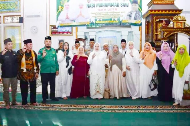 
 Bupati Musi Rawas Hj. Ratna Machmud didampingi Wakil Bupati Musi Rawas Hj. Suwarti bersama Baznas Musi Rawas menghadiri peringatan Maulid Nabi Muhammad SAW . 1444 H/2022 M di Masjid Roudotussa'adah, Kelurahan Muara Lakitan, Kecamatan Muara Lakitan, Jumat (14/10/2022). Foto: Diskominfo Musi Rawas For Gumpalannews.com