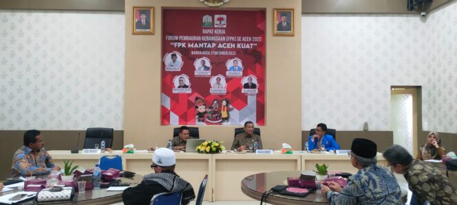 
 Ketua Forum Pembauran Kebangsaan (FPK) Aceh Prof. Syahrial Abbas saat memberikan materi pada kegiatan Raker FPK se Aceh yang digelar di Aula Kesbangpol Aceh, Senin, 17 Oktober 2022. Foto: Im Dalisah/gumpalannews.com