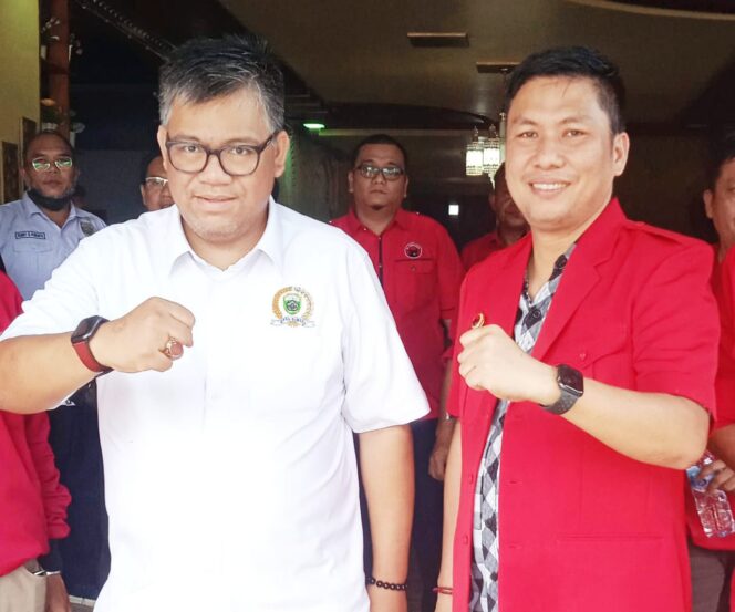 
 Ketua PDIP Provinsi Sumatera Selatan H. Giri Ramanda Nazaputra Kiemas, S.E., M.M. Bersama Ketua DPRD Musi Rawas, Azandri, S.IP. saat ditemui gumpalannews.com. Di Gedung PDIP Muara Beliti Baru, Selasa, (18/10/2022). Foto : Ali Akbar Saukani/gumpalannews