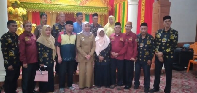 
 Pengurus Daerah Persatuan Anggota Badan Permusyawaratan Desa Seluruh Indonesia (PD PABPDSI) Kabupaten Nagan Raya menggelar silaturahmi dengan Pj Bupati Fitriany Farhas, AP, S.Sos, M.Si, Selasa (18/10/2022). Di Anjungan Pendopo Bupati Nagan Raya. Foto/gumpalannews.com