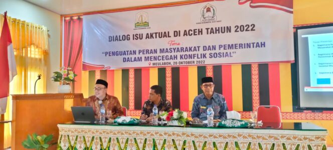 
 Dekan Fakultas Syariah dan Hukum UIN Ar-Raniry Banda Aceh, Kamaruzzaman Bustamam Ahmad, saat memaparkan materinya pada acara Dialog Isu Aktual yang digelar aula Dinas Pemberdayaan Perempuan dan Anak Kabupaten Aceh Barat, Kamis, 20 Oktober 2022. Foto: Im Dalisah/Gumpalannews.com