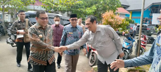 
 Pj Bupati Aceh Barat Drs. Mahdi Effendi disambut oleh Kabid Wasnas dan Penanganan Konflik Kesbangpol Aceh saat tiba di lokasi acara Dialog Isu Aktual di aula Pusat Pelayanan Terpadu Perlindungan Perempuan dan Anak (P2TP2A) Aceh Barat, Kamis, 20 Oktober 2022. Foto/ Im Dalisah Gumpalannews.com