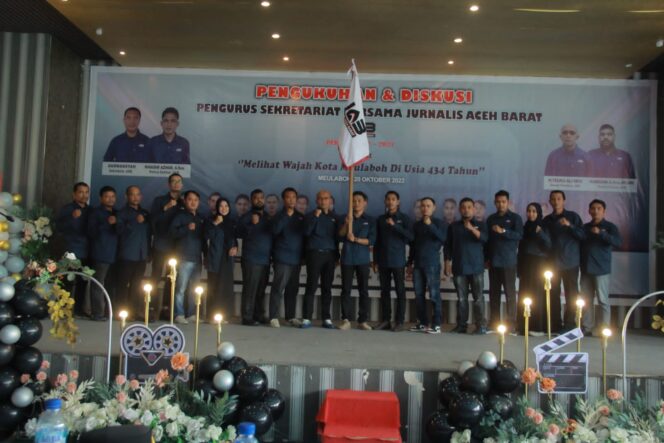 
 Pengurus Sekretariat Bersama Jurnalis Aceh Barat (JAB) periode 2022-2027 Aceh Barat resmi dikukuhkan pada Kamis (20/10/2022) di Aula Bappeda Aceh Barat. Foto/ Afsah for Gumpalannews.com
