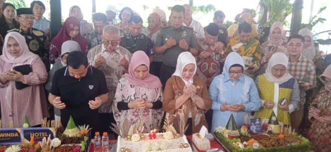 
 Ketua TP-PKK Kota Lubuklinggau, Hj Yetti Oktarina Prana Sohe saat merayakan Ulang Tahun yang ke-46 tahun dikediaman pribadinya di Kota Lubuklinggau. Kamis, (20/10/2022). Foto/Ali Akbar Saukani Gumpalannews.com