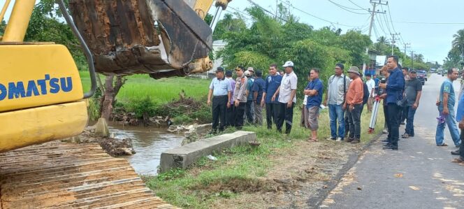 
 Penjabat (Pj) Bupati Aceh Barat Daya (Abdya), H Darmansah, S.Pd, MM, menurunkan satu unit eskavator (Beko) ke areal persawahan Paya Laot, Gampong Lhueng Baro, Kecamatan Manggeng, guna melakukan normalisasi saluran pembuang di kawasan tersebut. Sabtu (22/10/2022) Foto: Masrian for gumpalannews.com