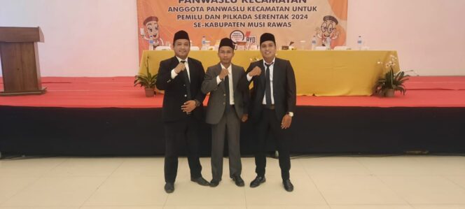 
 Salah satu Jurnalis di Kabupaten Musi Rawas, Krismanto, diberi amanah oleh Ketua Badan Pengawas Pemilu (Bawaslu) daerah setempat. Sebagai salahsatu Panwaslucam dan dilantik bersama 41 anggota Panwaslucam lainnya, di Ball Room Hotel Dewinda Kota Lubuklinggau, Sabtu (29/10/2022). Foto: Ali Akbar Saukani/gumpalannews.com