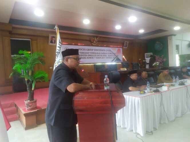 
 Wakil Ketua DPRK Simeulue Sunardi Sihombing, SH membuka kegiatan Focus Group Discussion (FGD). Senin (24/10/2022) di Gedung DPRK Simeulue. Foto/Abraham Gumpalannews.com