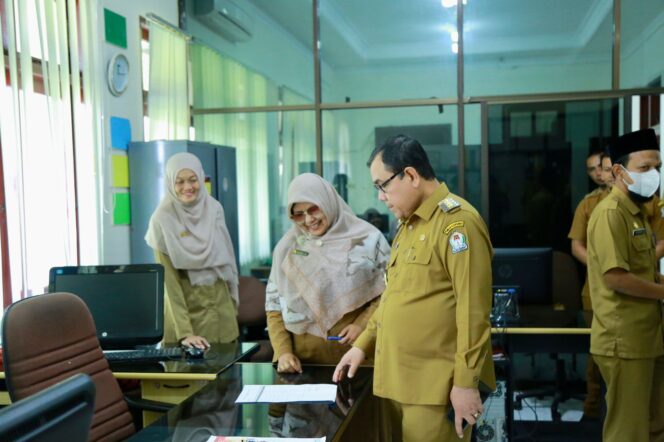 
 Pj Bupati Aceh Barat Drs. Mahdi Effendi saat melakukan Sidak ke sejumlah ruangan di Setdakab Aceh Barat, Selasa, 1 November 2022. Foto : Dok Humas Setdakab/Gumpalannews.com