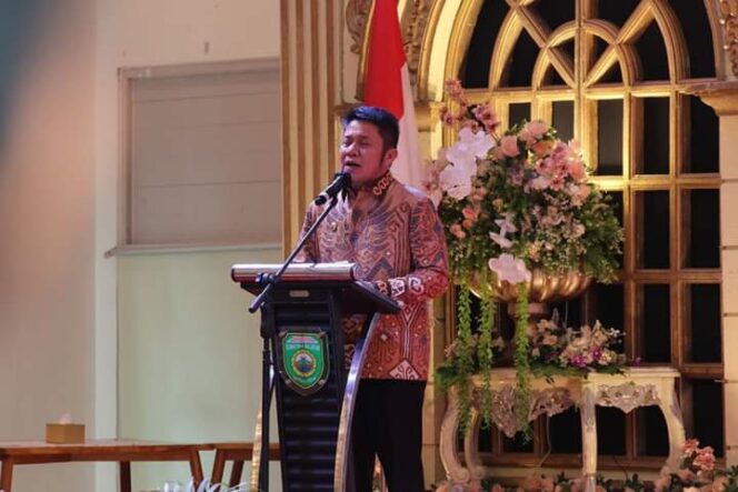 
 Gubernur Sumsel, H Herman Deru memuji Program Ayo Ngelong ke Lubuklinggau yang gagas oleh Wali Kota Lubuklinggau, Drs.H SN Prana Putra Sohe, MM. Hal itu disampaikan H. Herman Deru saat membuka rapat koordinasi (Rakor) Forum Komunikasi Pimpinan Daerah (Forkopimda) se-Sumsel yang dilaksanakan di Ballroom Hotel Dewinda Kota Lubuklinggau, pada Selasa (1/11/2022). Foto: Dok Pemkot Lubuklinggau For Gumpalannews.com