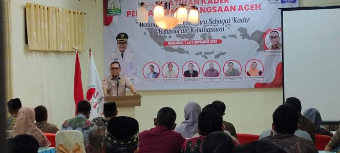 
 Kepala Bidang Bina Ideologi, Wawasan Kebangsaan dan Karakter Bangsa Badan Kesbangpol Aceh, Munarwansyah, SE., MM ketika mewakili Plh. Kepala Badan Kesbangpol Aceh memberikan kata-kata sambutan pada acara Pelatihan Kader Pembauran Kebangsaan tahun 2022 di aula Hotel Tiara, Aceh Barat, Selasa, 1 November 2022.Foto: Dok Gumpalannews.com