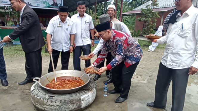 
 Para Pejabat Simeulue saat menghadiri Maulid Akbar di Sekolah Islam Terpadu di kompleks SDIT Kota Sinabang. Rabu (02/11/2022). Foto/Abraham gumpalannews.com