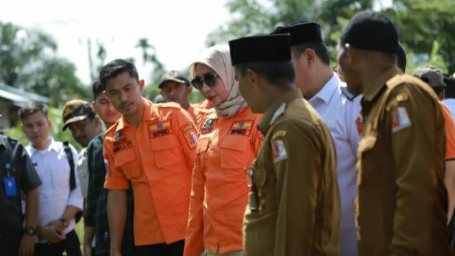 
 Pj Bupati Nagan Raya Fitriany Farhas, AP, S.Sos, M.Si lakukan peninjauan lokasi erosi Krueng Tripa di Desa Geulanggang Gajah, Kecamatan Darul Makmur kabupaten setempat, Selasa (2/11/2022). Foto/Gumpalannews.com