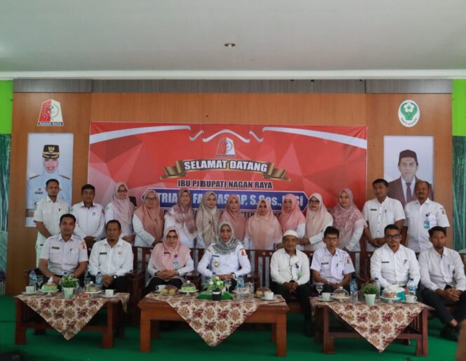 
 Pj Bupati Nagan Raya Fitriany Farhas AP, S.Sos, M.Si lakukan silaturahmi dengan keluarga besar Dinas Kesehatan (Dinkes) Kabupaten setempat. Kegiatan yang dihadiri oleh perangkat kesehatan se Kabupaten Nagan Raya itu berlangsung di Aula Dinkes Kabupaten Nagan Raya, Komplek Perkantoran Suka Makmue, Rabu (2/11/2022). Foto/Teuku Rahmat Gumpalannews.com