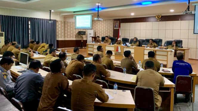 
 Penjabat (Pj) Bupati Nagan Raya, Fitriany Farhas, AP, SSos, MSi, memimpin rapat evaluasi Satuan Kerja Perangkat Kabupaten (SKPK) di Aula Badan Pendapatan Daerah (Bappeda). Kegiatan tersebut berlangsung Selasa sore (1/11/2022) hingga malam hari. Foto/Teuku Rahmat Gumpalannews.com