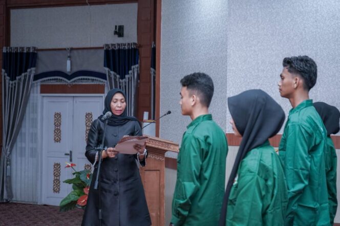 
 PJ Bupati Nagan Raya Fitriany Farhas, Ap, S.Sos., M.Si kukuhkan Pengurus Forum Anak Nagan Raya (Fonara) masa bakti 2022-2024 di Anjungan Pendopo Bupati Komplek Perkantoran Suka Makmue, Selasa (2/11/2022) malam. Foto/Rahmat Gumpalannews.com