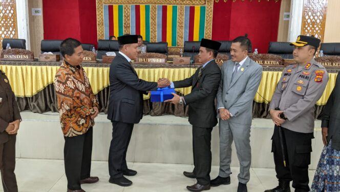 
 Penjabat Bupati Abdya, H. Darmansah didampingi Sekda, Salman Alfarisi, Kapolres Abdya, AKBP Dhani Catra Nugraha dan beberapa unsur terkait menyerahkan dokumen pengantar nota keuangan rancangan Qanun Abdya tentang APBK tahun 2023 kepada pimpinan DPRK yang diterima oleh Wakil ketua l, Sarifuddin. Kamis (3/11/2022). Foto/Syamsurizal for gumpalannews.com