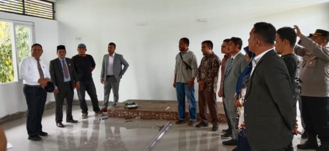 
 Penjabat (Pj) Bupati Kabupaten Aceh Barat Daya (Abdya), H. Darmansah, S.Pd, MM, meninjau tiga item kegiatan fisik di SMPN Unggul Tunas Nusa (Tusa) di Kecamatan Susoh, Kamis (3/11/2022). Foto/Darmawan for Gumpalannews.com