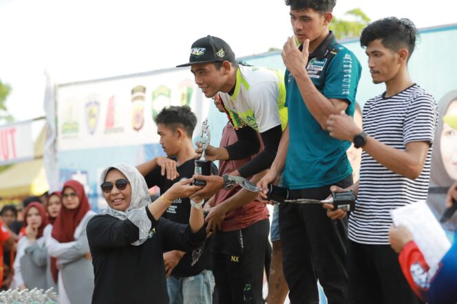 
 Pj Bupati Nagan Raya Fitriany Farhas AP. S.Sos.,M.Si buka penghelatan Open GTX dan Motocross Trophy Dandenpom IM2 Meulaboh yang berlangsung di sircuit buatan Gampong Krueng Alem Kecamatan Darul Makmur, kabupaten setempat, Minggu (6/11/2020). Foto/T. Rahmat Gumpalannews.com