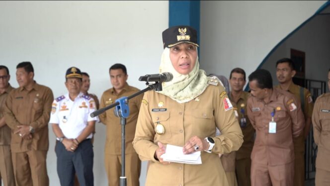 
 Meningkatkan kedisiplinan Aparatur Sipil Negara (ASN) dilingkungan Kabupaten Nagan Raya, Bupati, Fitriany Farhas, AP, S.Sos.,M.Si gelar apel gabungan dihalaman kantor bupati setempat. Senin (7/11/2022). Foto/Dyasri for Gumpalannews.com