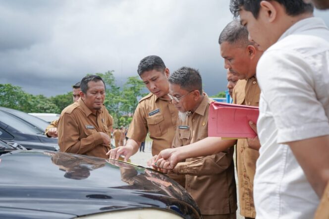 
 Pemerintah Kabupaten (Pemkab) Nagan Raya melaksanakan apel aset kendaraan dinas roda empat yang digunakan oleh Satuan Kerja Perangkat Kabupaten (SKPK) setempat. Kegiatan apel tersebut berlangsung di Alun-alun Suka Makmue komplek perkatoran setempat, Senin (7/11/2022). Foto Dyasri/gumpalannews.com