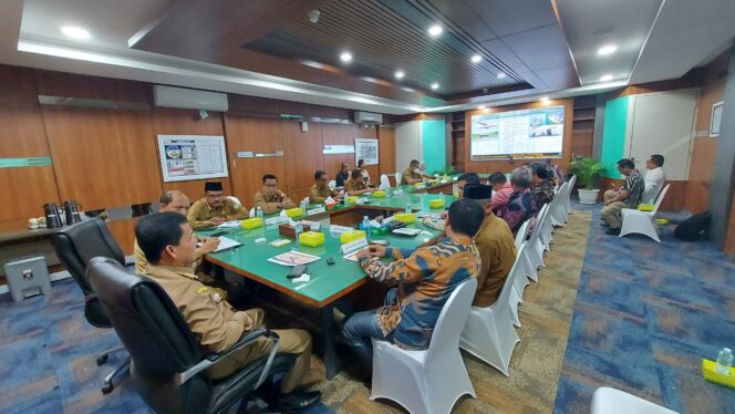 
 Penjabat Bupati Simeulue, Ahmadlyah, SH bersama Ketua DPRK Simeulue saat mengikuti Rapat Persiapan MTQ Aceh di Kantor Gubernur Aceh. Senin (07/11/2022). Foto Dok Humas Pemda Simeulue. 