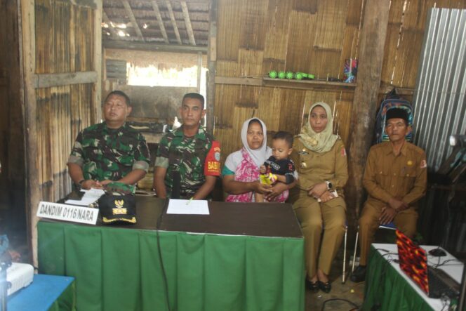 
 Penjabat (Pj) Bupati Nagan Raya, Fitriany Farhas, AP, S.Sos, M.Si melakukan video conference (Vidcon) dengan Kepala Staf Angkatan Darat (Kasad) TNI-AD, Jenderal TNI Dudung Abdul Rahman, terkait program Babinsa Masuk Dapur Warga. Kegiatan vidcon ini berlangsung di rumah milik salah satu warga Desa Lhok Rameuan, Kecamatan Suka Makmue kabupaten setempat, Senin (7/11/2022) yang digelar oleh Kodim 0116/Nagan Raya. Foto/dok oja for gumpalannews.com