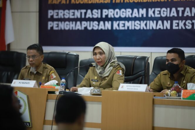 
 Untuk mempercepat penghapusan kemiskinan ekstrem, Pj. (Penjabat) Bupati Nagan Raya, Fitriany Farhas AP, S.Sos, M.Si kembali menggelar rapat koordinasi (Rakor) Penanggulangan Kemiskinan tahun 2022. Foto/ Idus for Gumpalannews