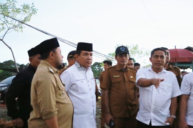 
 Usai lakukan perjalanan dinasnya dari jakarta Pj Bupati Aceh Barat Drs. Mahdi Efendi langsung lakukan kunjungan ke lokasi banjir di Desa Napai dan Blang Cot Rubek  Kecamatan Woyla Barat, Selasa, 8 November 2022. Foto dok Humas Pemda Aceh Barat
