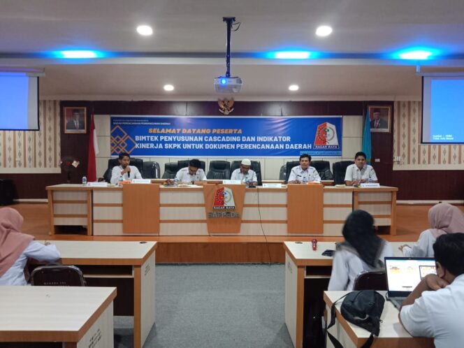 
 Kegiatan bimtek tersebut dibuka oleh Pj. Bupati Nagan Raya yang diwaliki Asisten Tata Pemerintahan dan Kesra, Zulfika SH berlangsung di Aula Badan Perencanaan Pembangunan Daerah (Bappeda) Kabupaten setempat, Rabu (9/11/2022). Foto dok Humas Pemda Nagan Raya