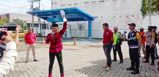 
 Aktivis Andy Lala yang juga Koordinator LSM Peko bersama Sancik dari Koalisi Masyarakat Anti Korupsi (KANTI) menyambangi lokasi Kantor PT PLN Kota Lubuklinggau. Selasa, (09/11/2022). Foto Dok Gumpalannews.com