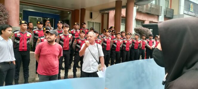 
 Belasan orang dari Aliansi Pemuda Aceh Menggugat (APAM) menggelar aksi unjuk rasa di Dinas Kesehatan Aceh, Kamis, 10 November 2022. APAM meminta pertanggungjawaban Kadis Kesehatan Aceh terhadap kasus runtuhnya teras RS Regional Aceh Tengah, dan mendesak Pj Gubernur Aceh mencopot jabatannya. Foto/Im Dalisah Gumpalannews.com
