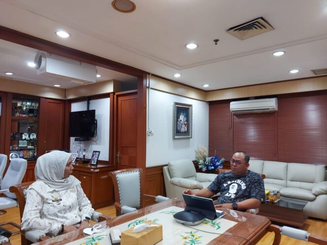 
 Pemerintah Kabupaten (Pemkab)Nagan Raya, Provinsi Aceh, ajukan permohonan pengadaan bus sekolah ke Kementerian Perhubungan Republik Indonesia (Kemenhub RI) di Jakarta. Tampak Pj Bupati Nagan Raya, Fitriany Farhas, AP, S.Sos, M.Si menemui Kepala Biro Perencanaan Kemenhub RI, Roby Kurniawan. Jum'at (11/11/2022). Foto/Oja Gumpalannews.com