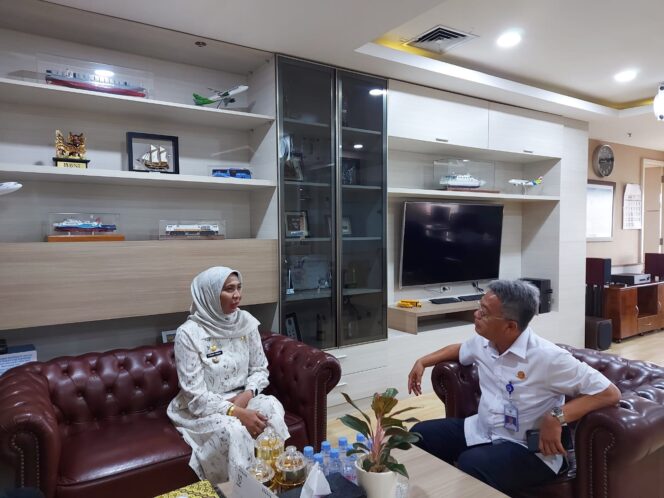 
 Pemerintah Kabupaten (Pemkab) Nagan Raya, Provinsi Aceh melakukan koordinasi dengan Kementerian Perhubungan Republik Indonesia (Kemenhub RI) di Jakarta terkait rencana penerbangan Citilink. Tampak Pj Bupati Nagan Raya temui Sekretaris Jenderal Kementerian Perhubungan RI, Novie Riyanto Raharjo. 
Jum'at (11/11/2022). Foto/Oja Gumpalannews.com