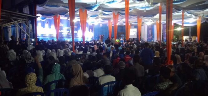 
 Ribuan Warga Kota Lubuklinggau terlihat antusias dalam memeriahkan Hut Partai Nasdem ke-11 tahun 2022 kendati acara digelar pada malam hari, Jum'at, (11/11/2022) bertempat di Lapangan Kantor DPD Nasdem Kota Lubuklinggau. Foto/Ali Akbar Saukani Gumpalannews.com