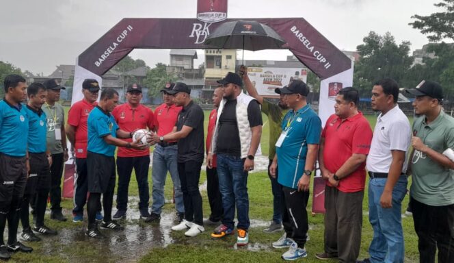 
 Wakil Ketua DPRA Safaruddin resmi membuka event turnamen bola kaki Barsela Cup II yang dihelat di lapangan stadion kebanggaan masyarakat Aceh Barat Daya (Abdya), yang terletak di Gampong Keude Siblah, Kecamatan Blangpidie, Sabtu (12/11/2022). Foto/Ilyas Gumpalannews.com