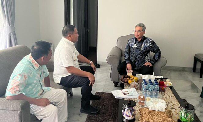 
 Penjabat (Pj) Bupati Abdya, H Darmansah, S.Pd, MM, saat bersilaturahmi dengan Wamentan RI, di Posko Wamentan, Jalan Pajetan II, Jakarta, Sabtu (12/11/2022). Foto/Indra Gumpalannews.com
